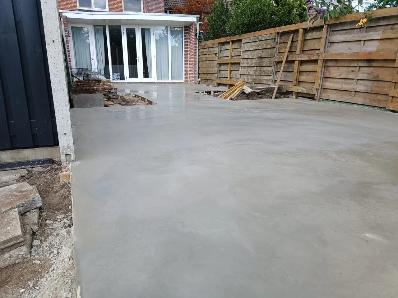 Betonplaat in de achtertuin, net gestort