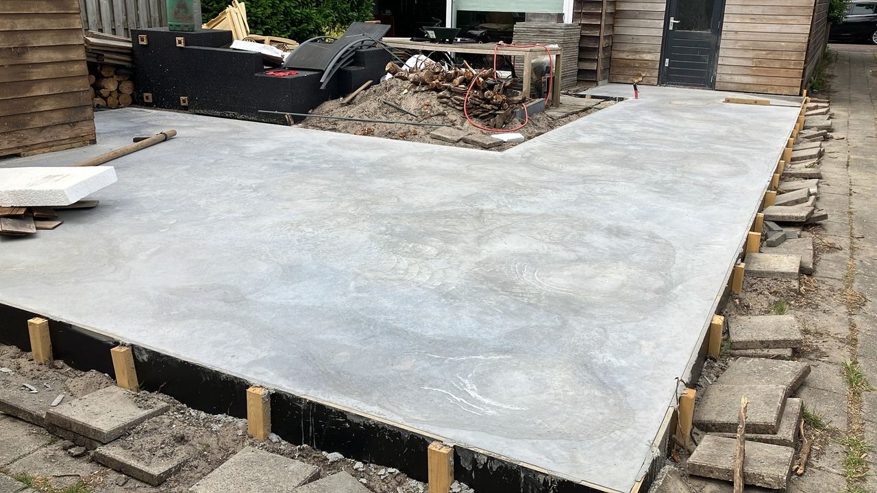 Betonplaat in L-vorm, net gestort