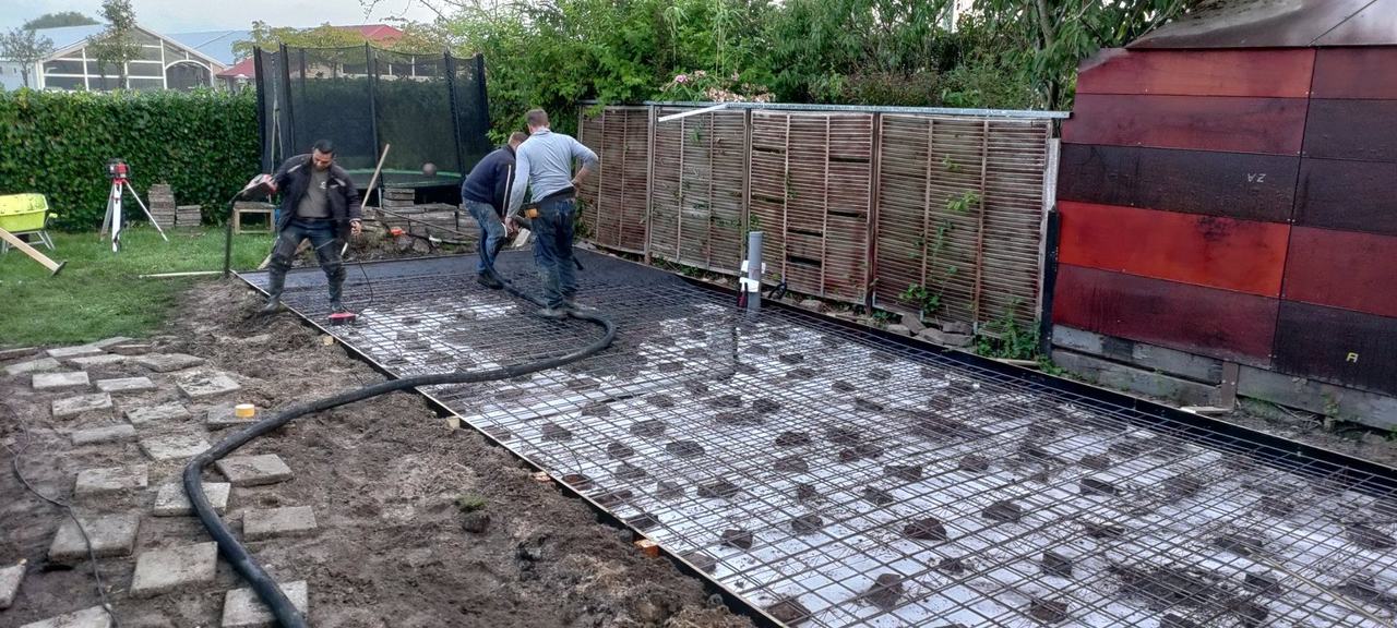 Voor: Betonplaat bij de schuur: wapening wordt gelegd