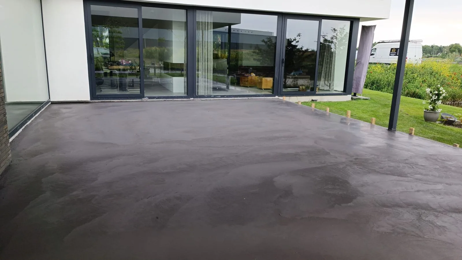 Strakke betonvloer onder een overkapping