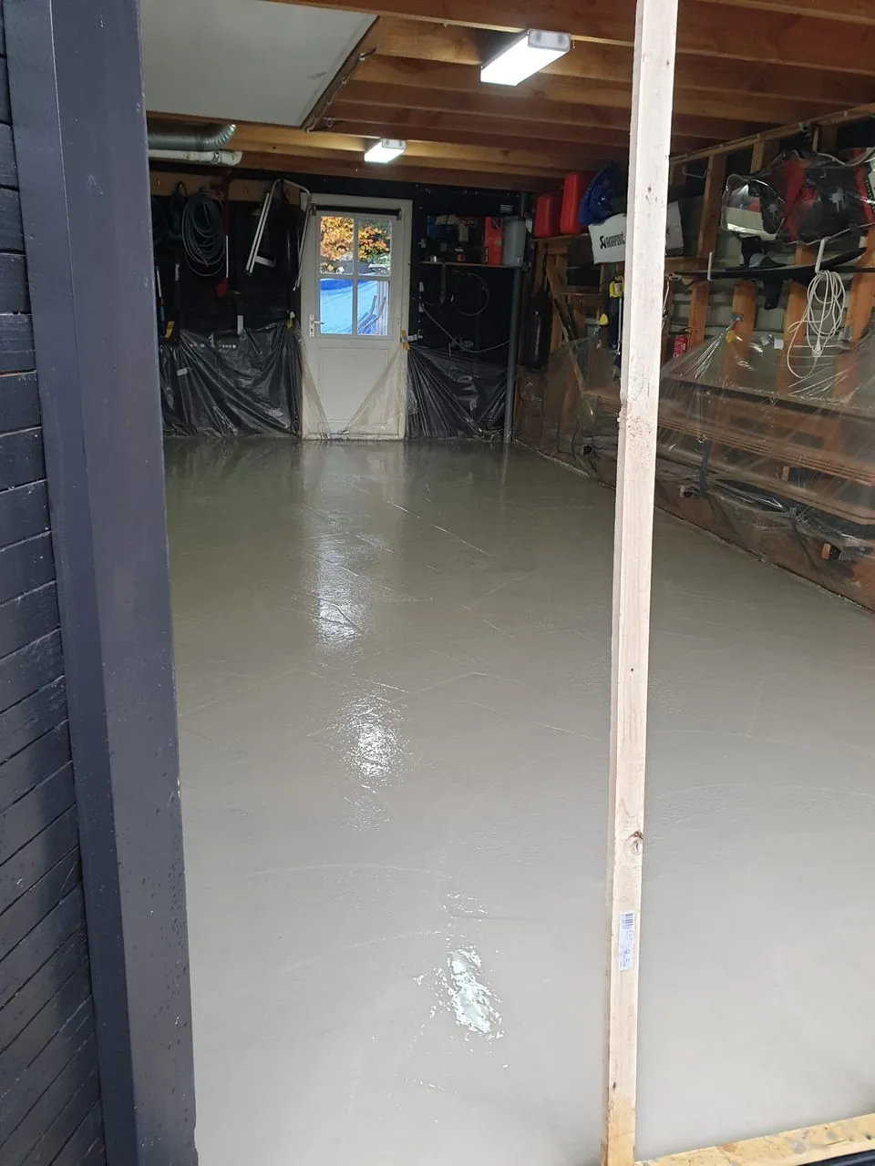 Na: Dezelfde werkplaats, vloer gestort