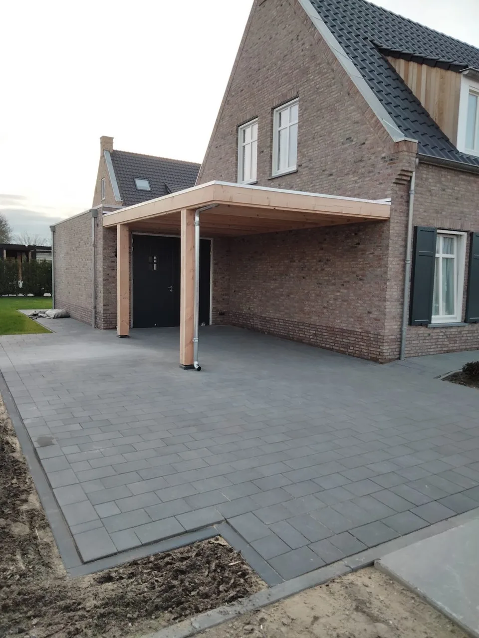 Autostalling tegen de woning, met nieuwe bestrating