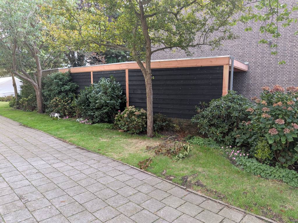 Dezelfde overkapping van buiten, tussen het groen