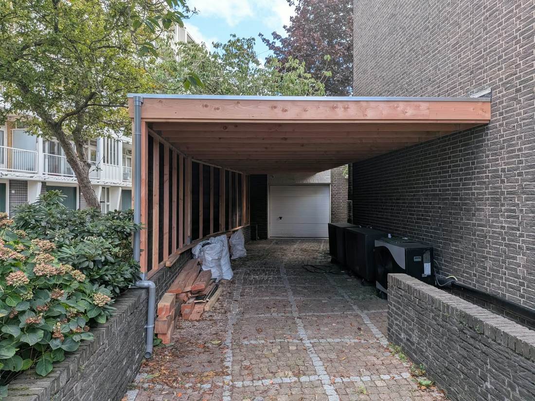 Lange overkapping langs de gevel, in douglashout