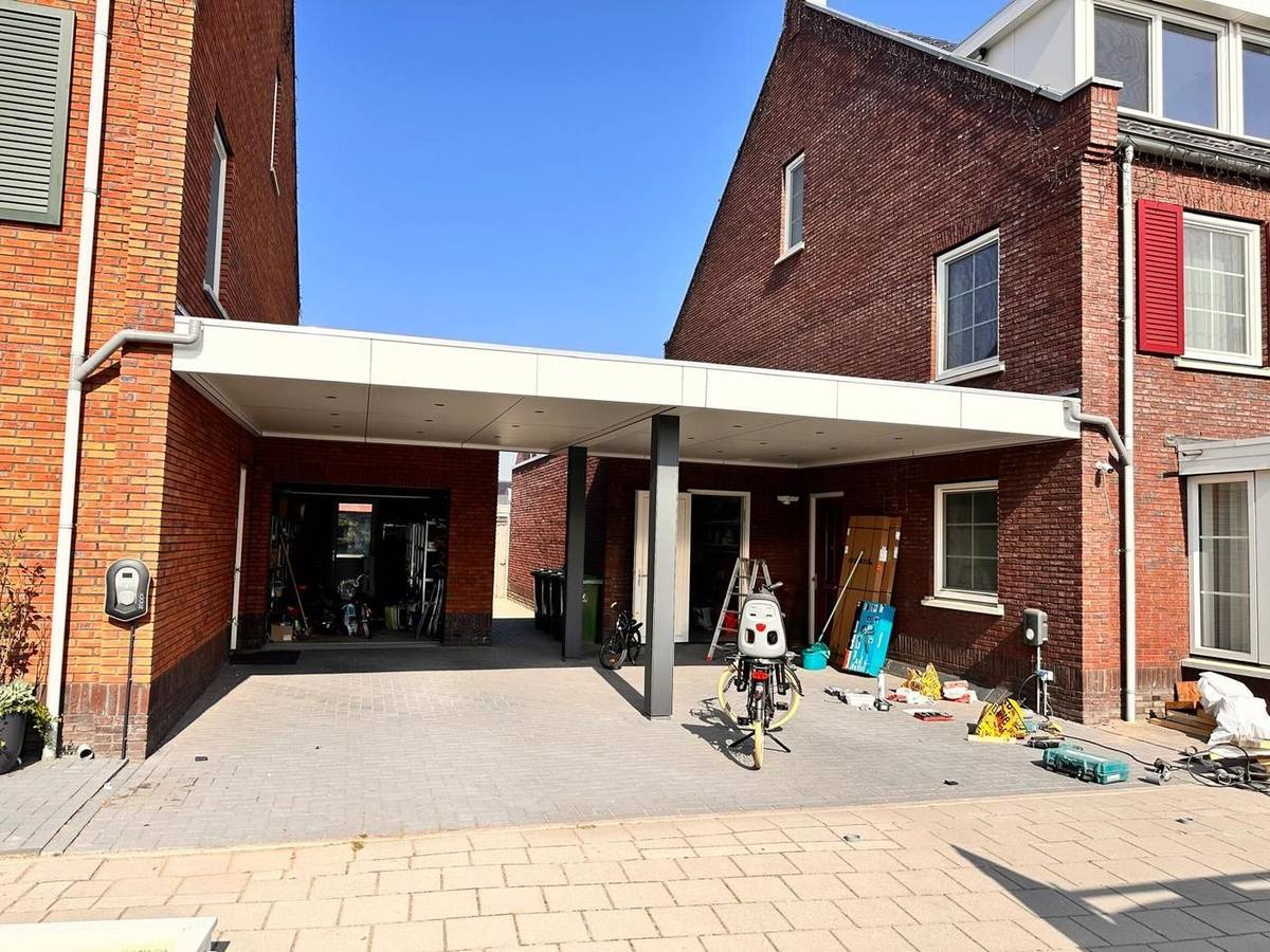 Autostalling tussen twee woningen