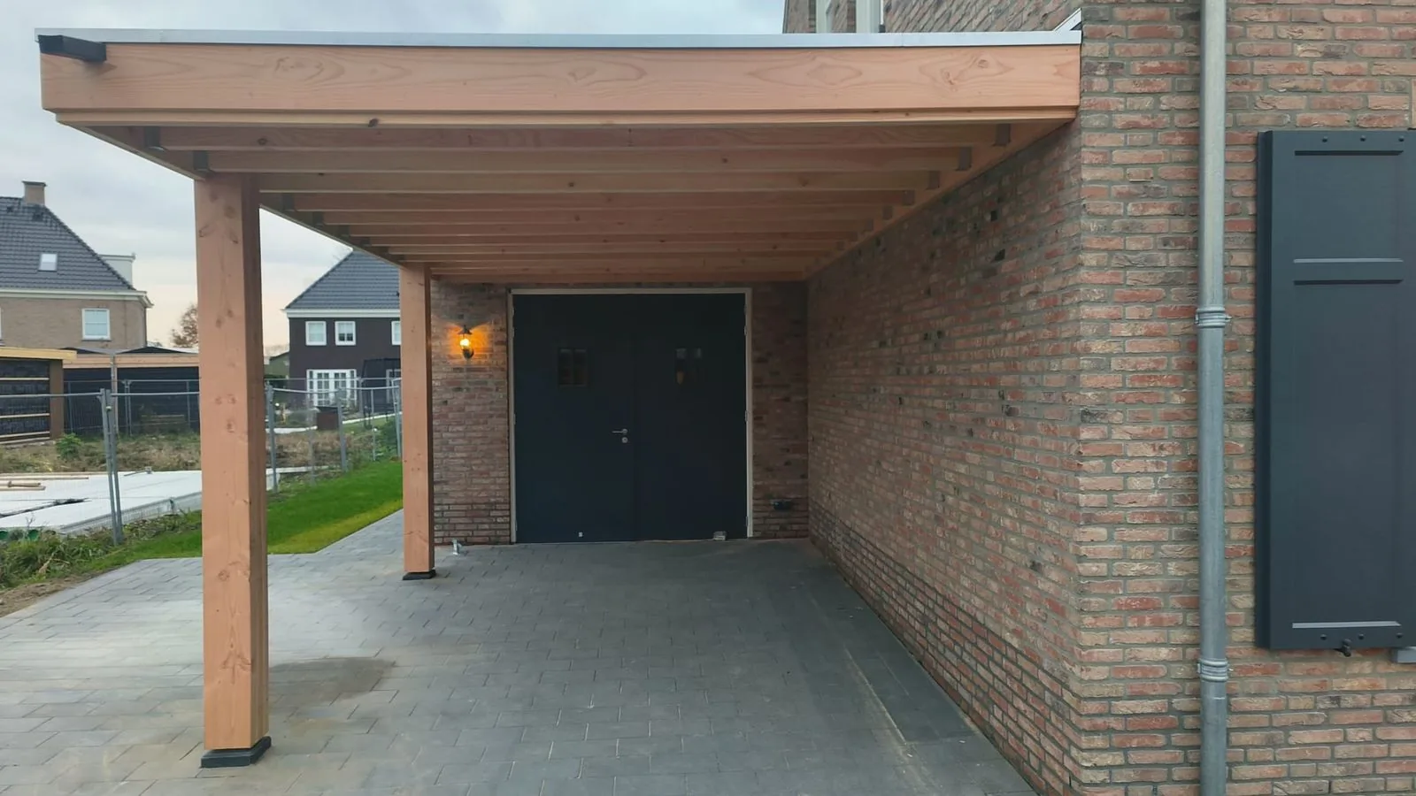 Carport tegen de woning