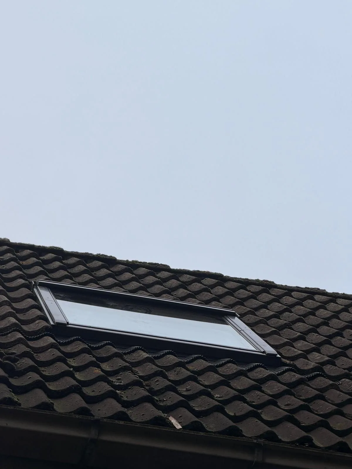 Het dakraam van buiten, netjes in de pannen