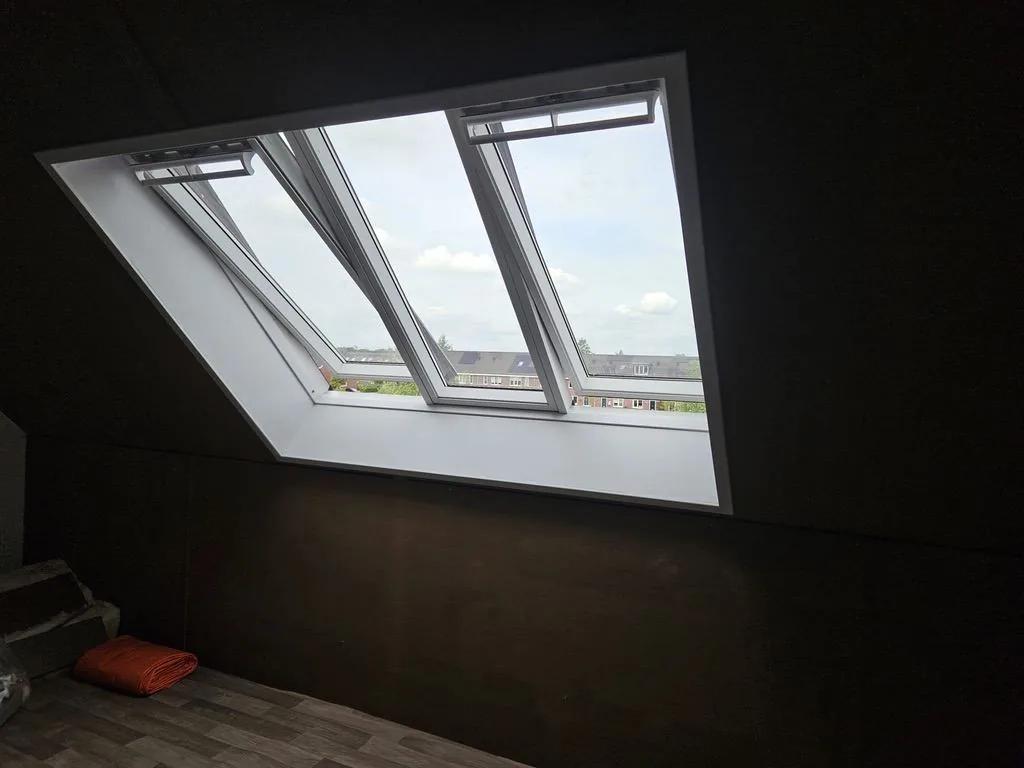 Voor: Drie VELUX-dakramen geplaatst, afwerking volgt