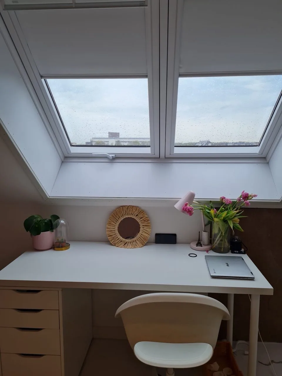 Twee dakramen boven een werkplek