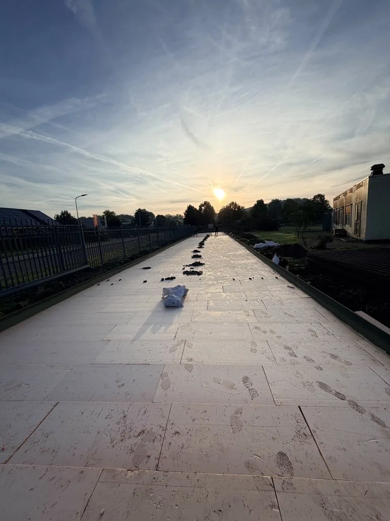 Isolatieplaten gelegd binnen de bekisting