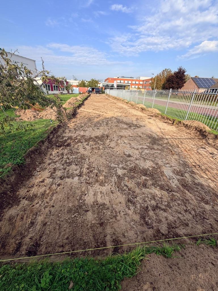 Voor: Grond ontgraven en geëgaliseerd voor een betonplaat