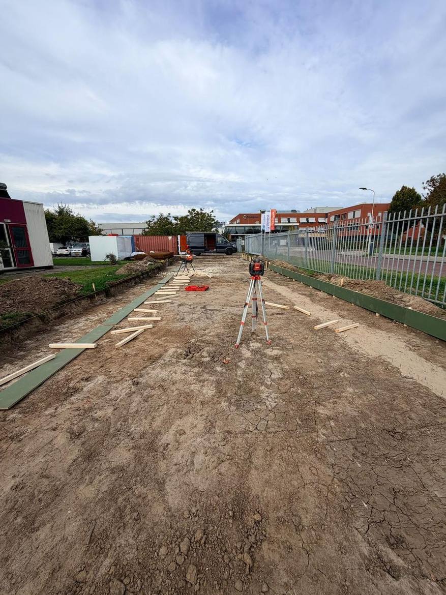 Bekisting gesteld, de laser bepaalt de hoogte