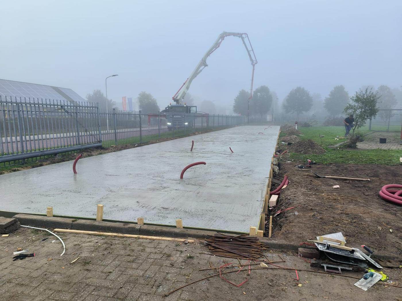 Storten met de betonpomp, in de ochtendmist