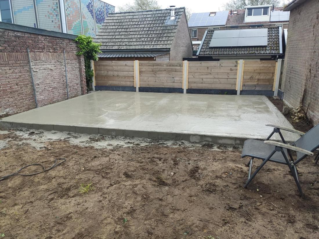 Na: Dezelfde plaat, gestort tegen de schutting