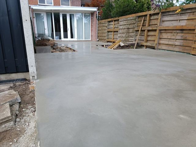 Betonplaat in de achtertuin, net gestort