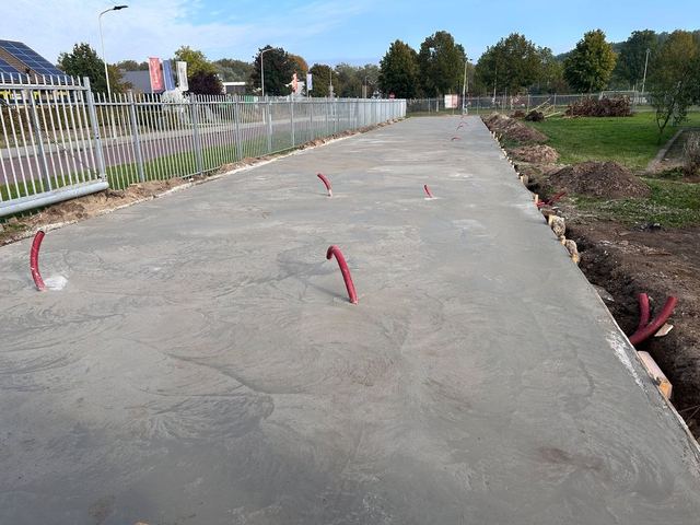 Gestorte betonplaat met mantelbuizen