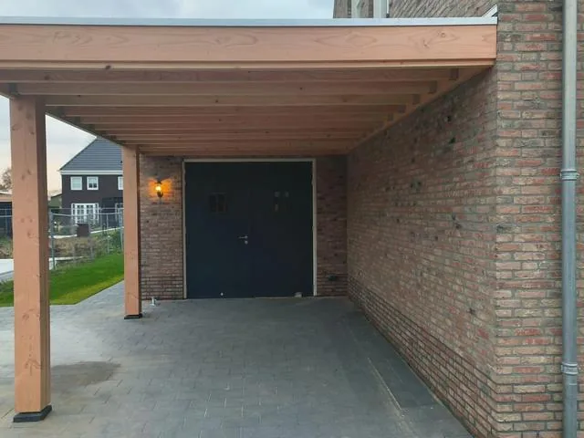 Carport tegen de woning