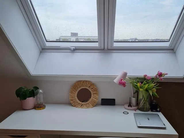 Twee dakramen boven een werkplek