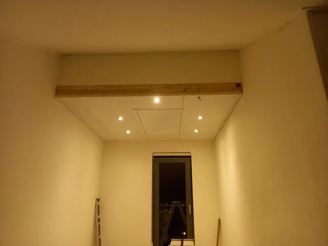 Verlaagd plafond met inbouwspots en luik