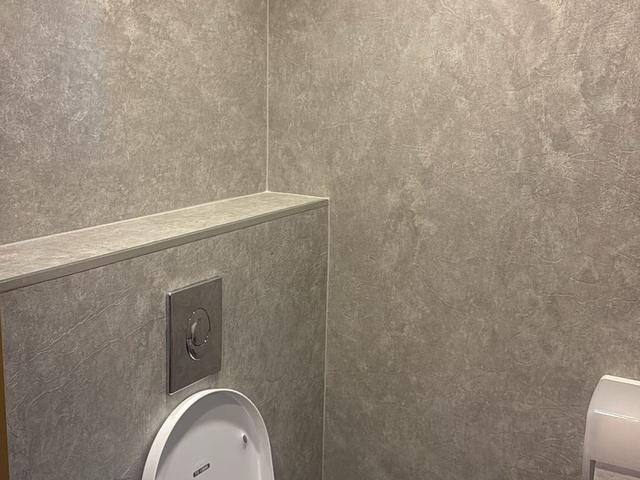 Toilet opnieuw betegeld