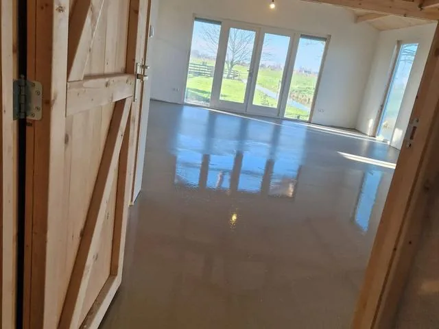 Nieuwe woning met gevlinderde vloer en open spanten