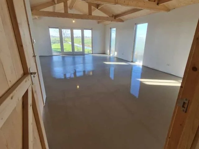 Nieuwe woning met houten spanten