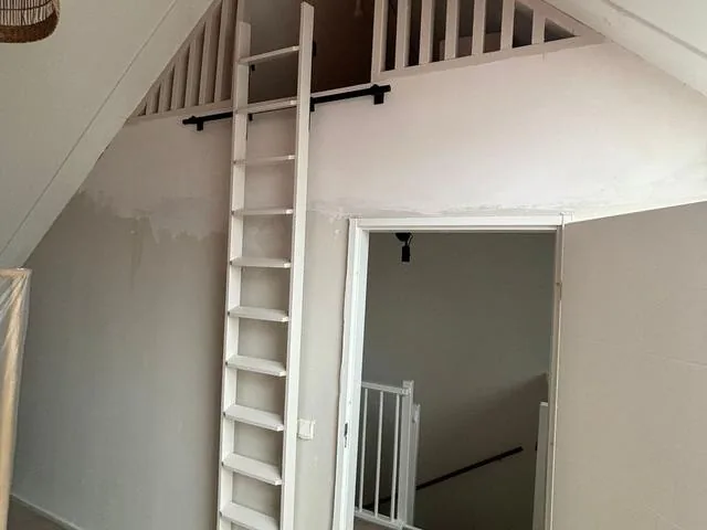 Vliering met vaste ladder en hekwerk