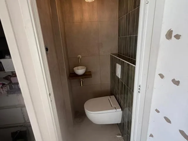 Toilet met nieuw tegelwerk