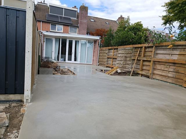Betonplaat tot aan de achtergevel