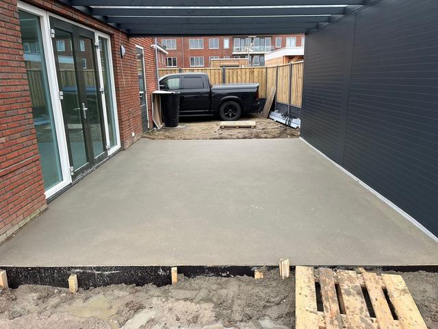 Betonvloer onder een carport
