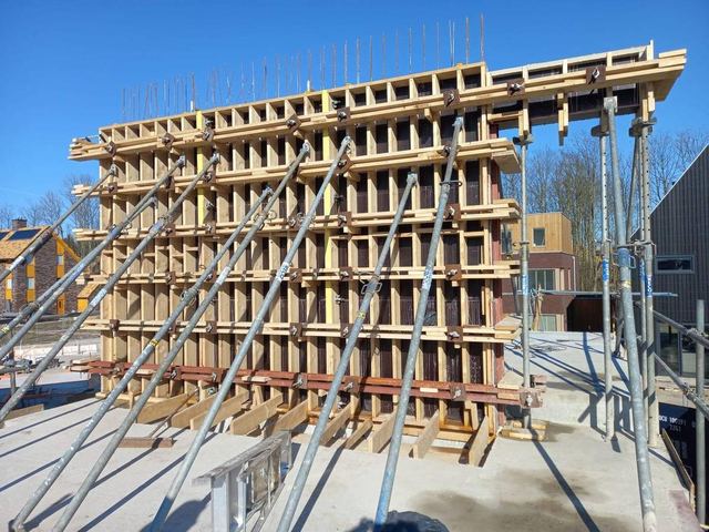 Bekisting met schoren voor een nieuwbouwwoning