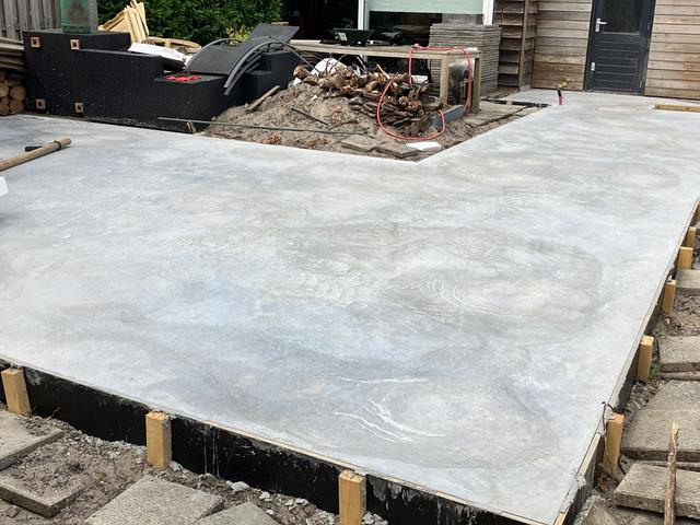 Betonplaat in L-vorm, net gestort