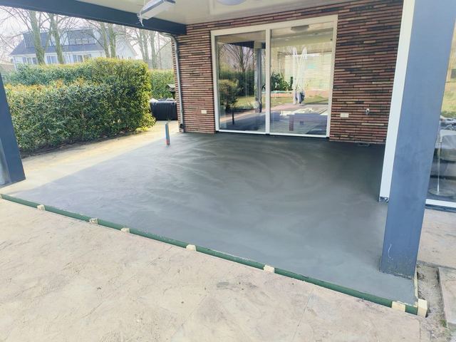 Verse vloer onder de veranda, net gevlinderd
