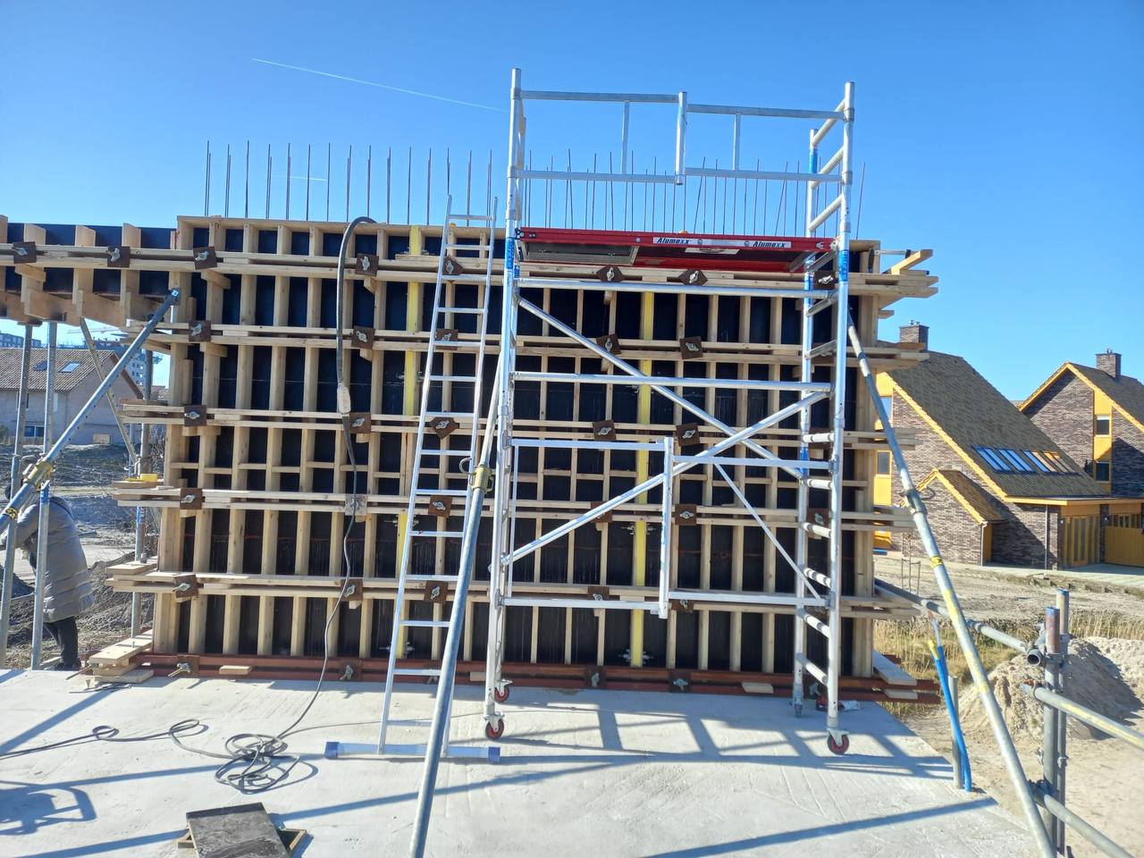 Bekisting en steiger voor de betonwanden