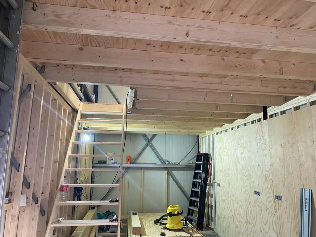 Houtconstructie met trap naar boven