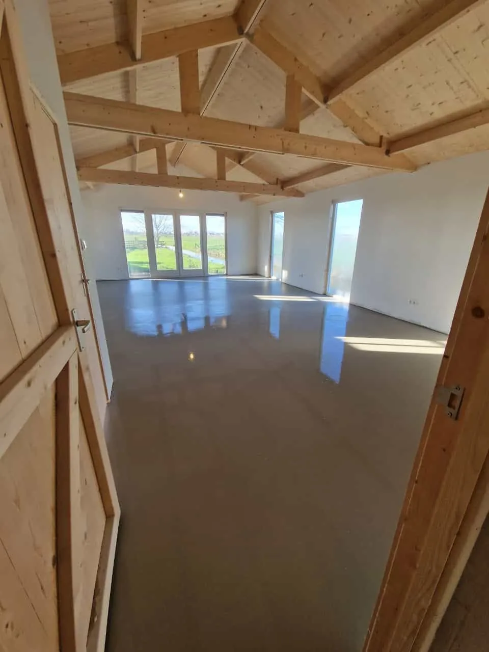 Nieuwe woning met houten spanten