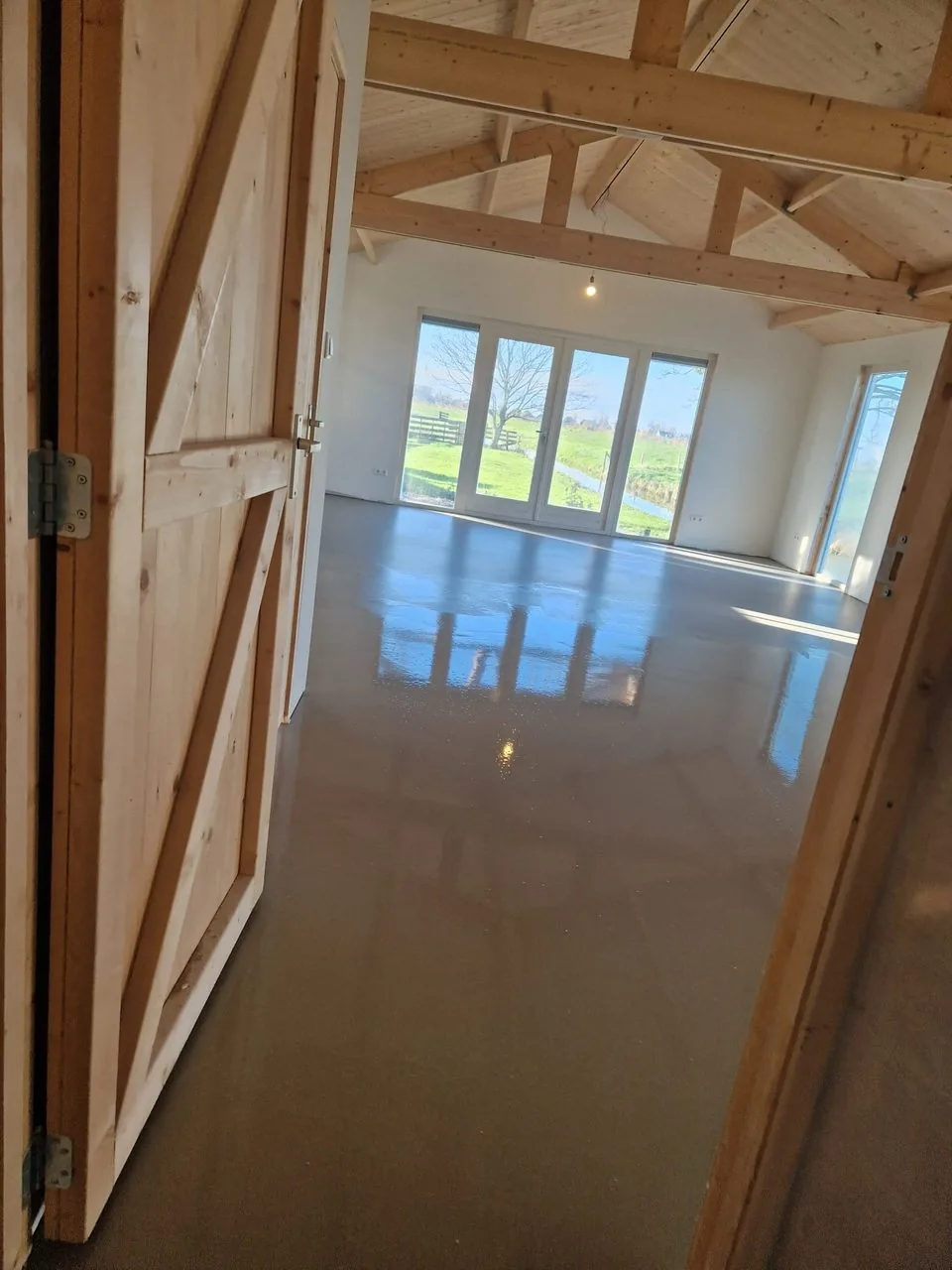 Nieuwe woning met gevlinderde vloer en open spanten