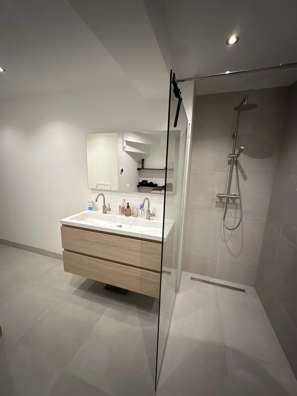 Afgewerkte badkamer met inloopdouche