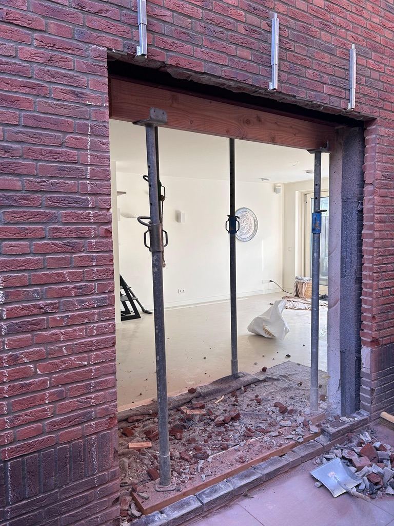Voor: Doorbraak in de gevel, gestempeld