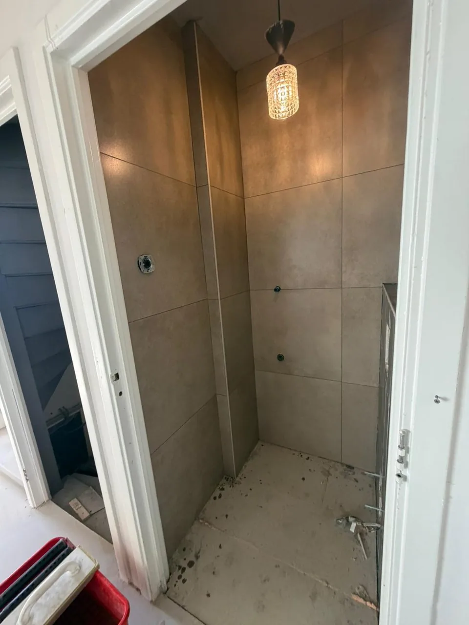 Voor: Toilet betegeld, het sanitair moet er nog in