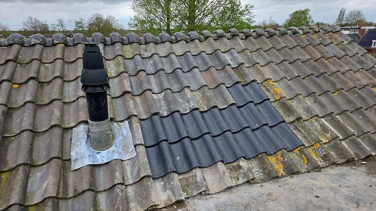 Nieuwe pannen en een doorvoer in het dak