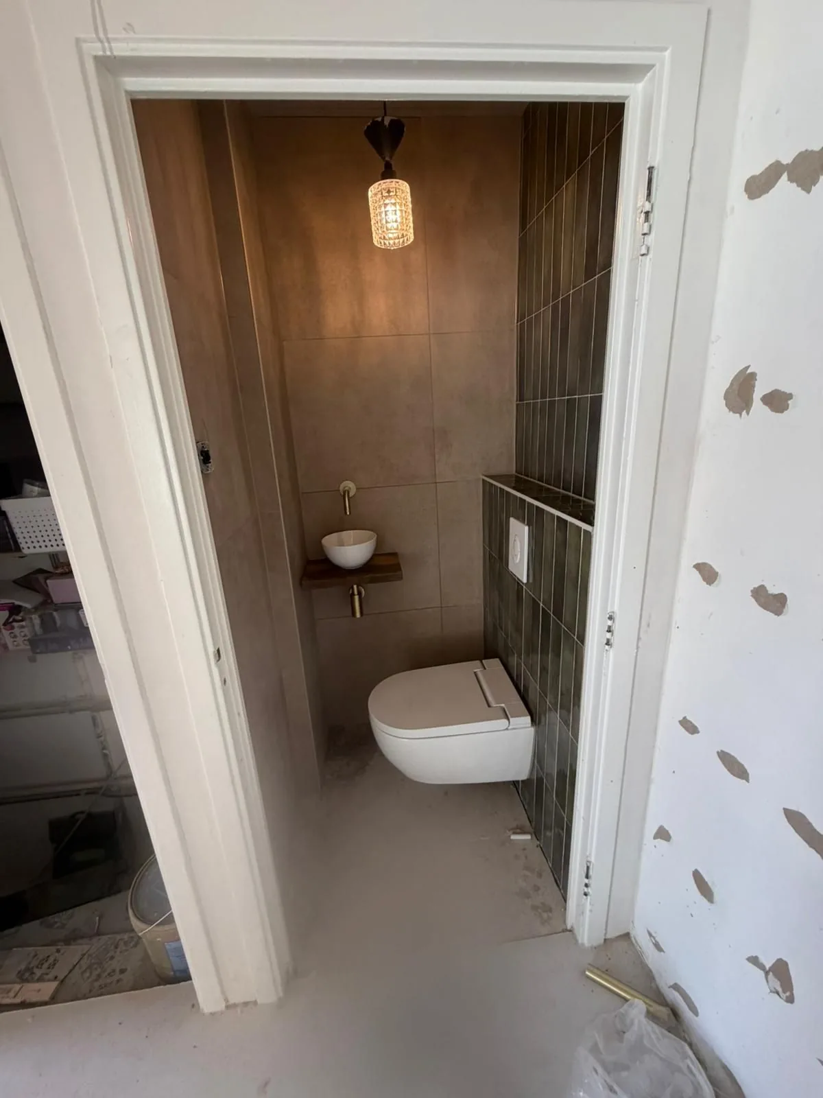 Na: Hetzelfde toilet met groene wandtegels