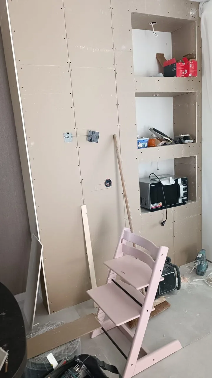 Voor: Wand met nissen in opbouw