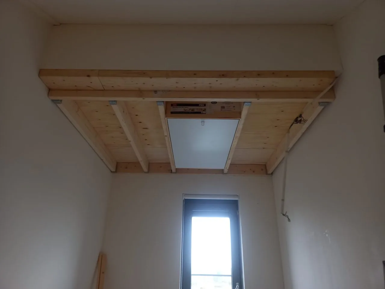 Voor: Verlaagd plafond: balklaag met vlieringluik