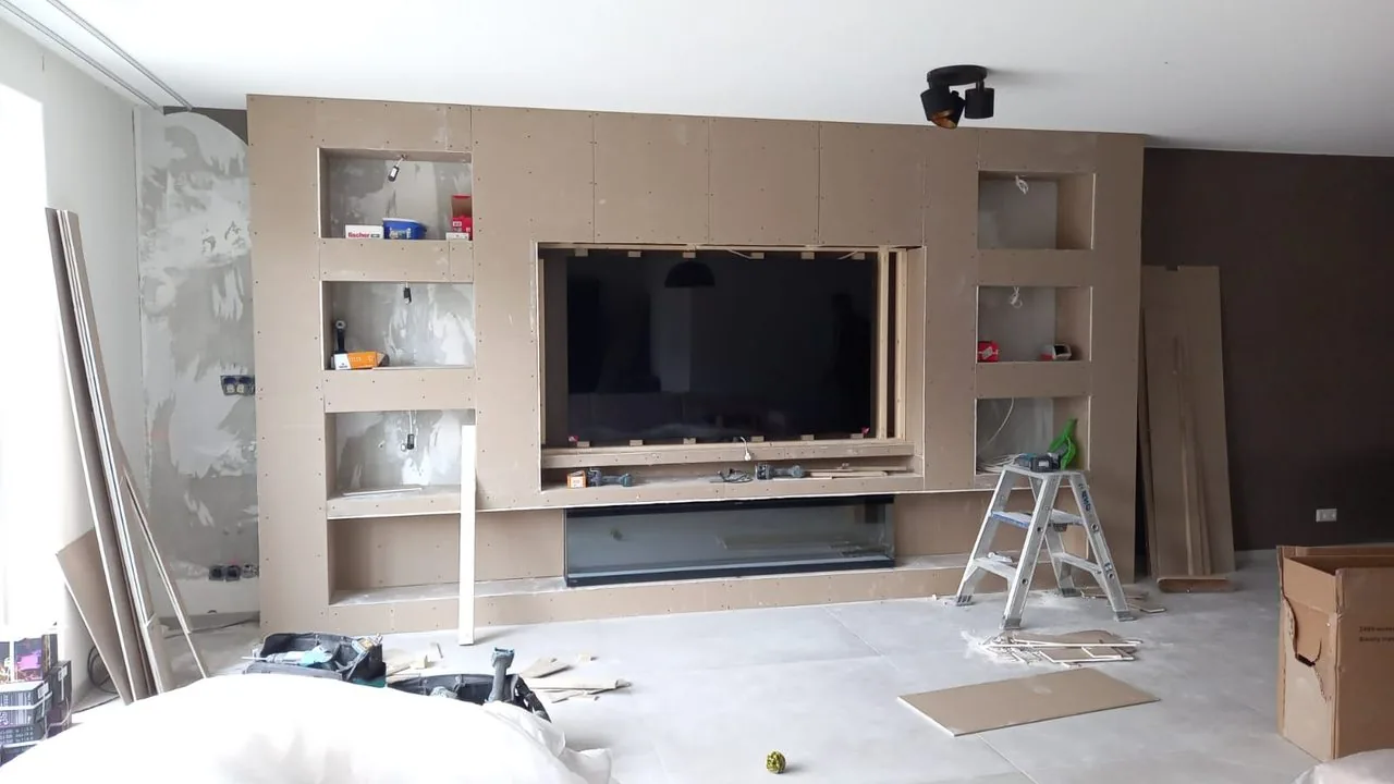 Tv-wand in afbouw: de tv hangt, de afwerking volgt