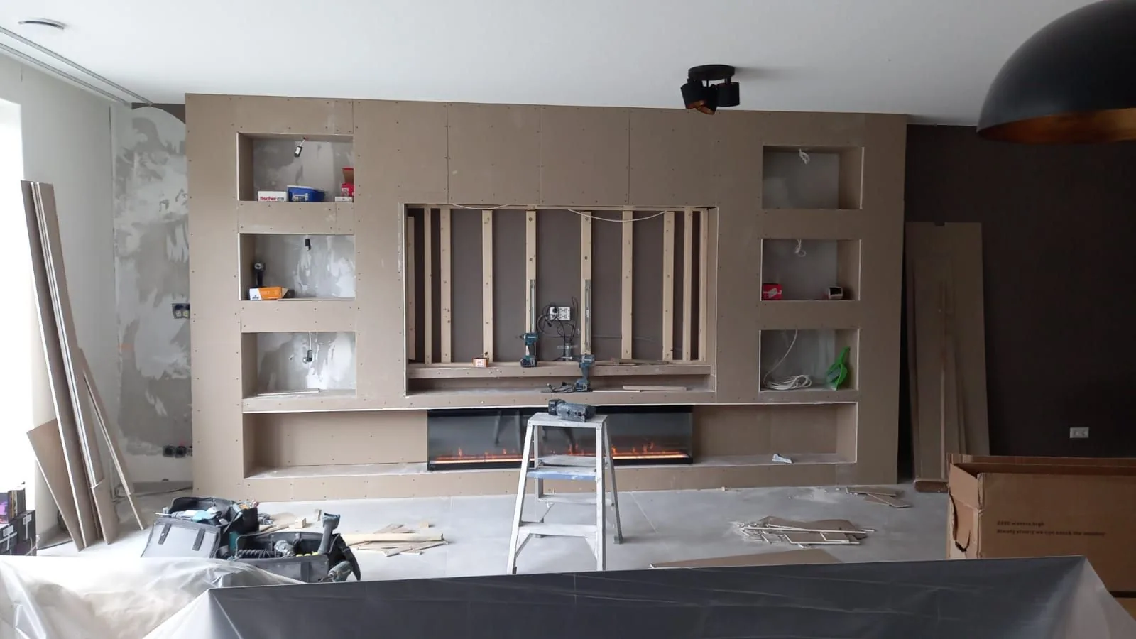 Voor: Tv-wand met nissen in opbouw