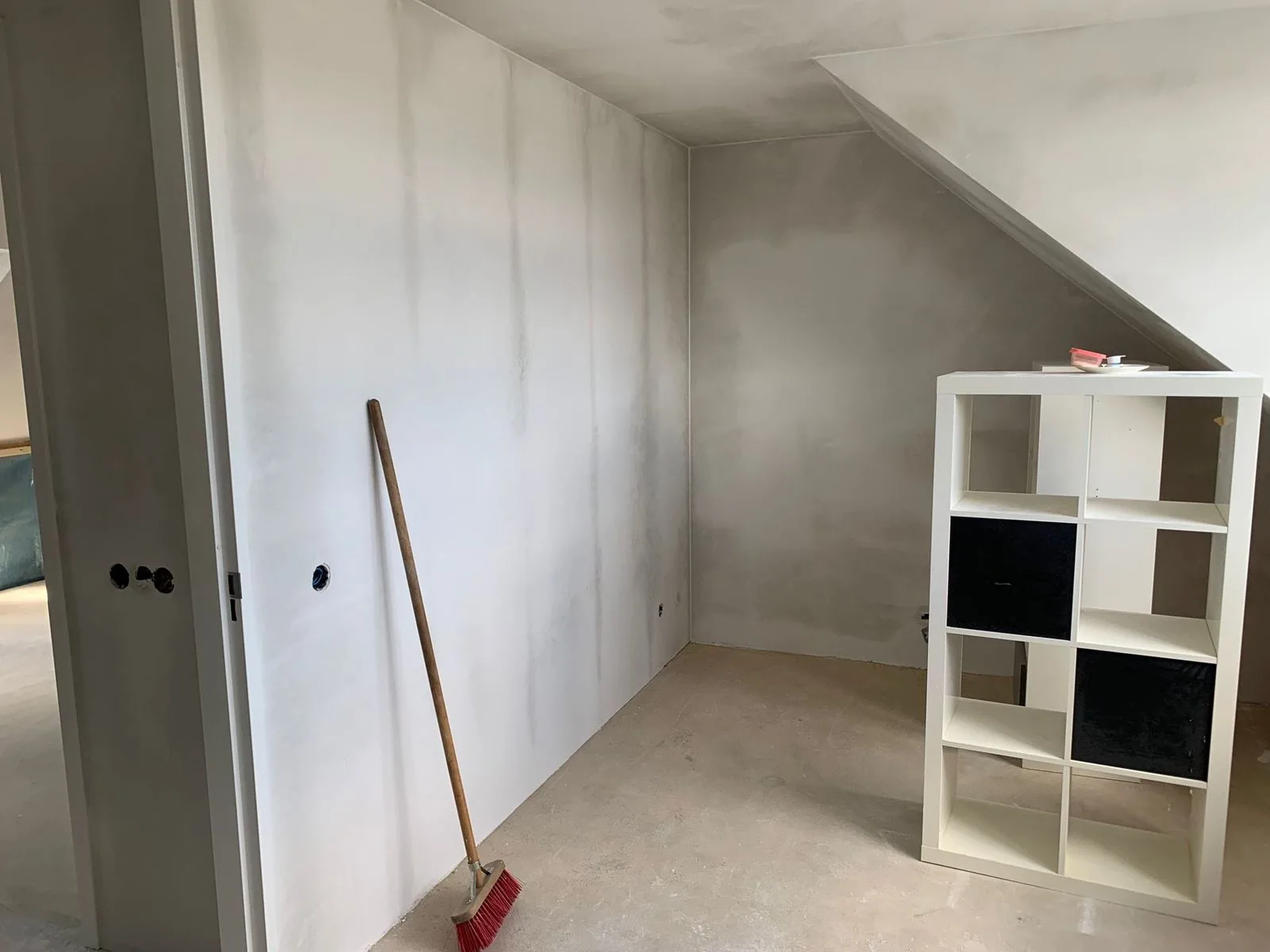Nieuwe wanden op zolder, klaar voor de afwerking