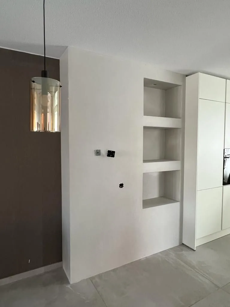 Na: Wand met nissen naast de keuken