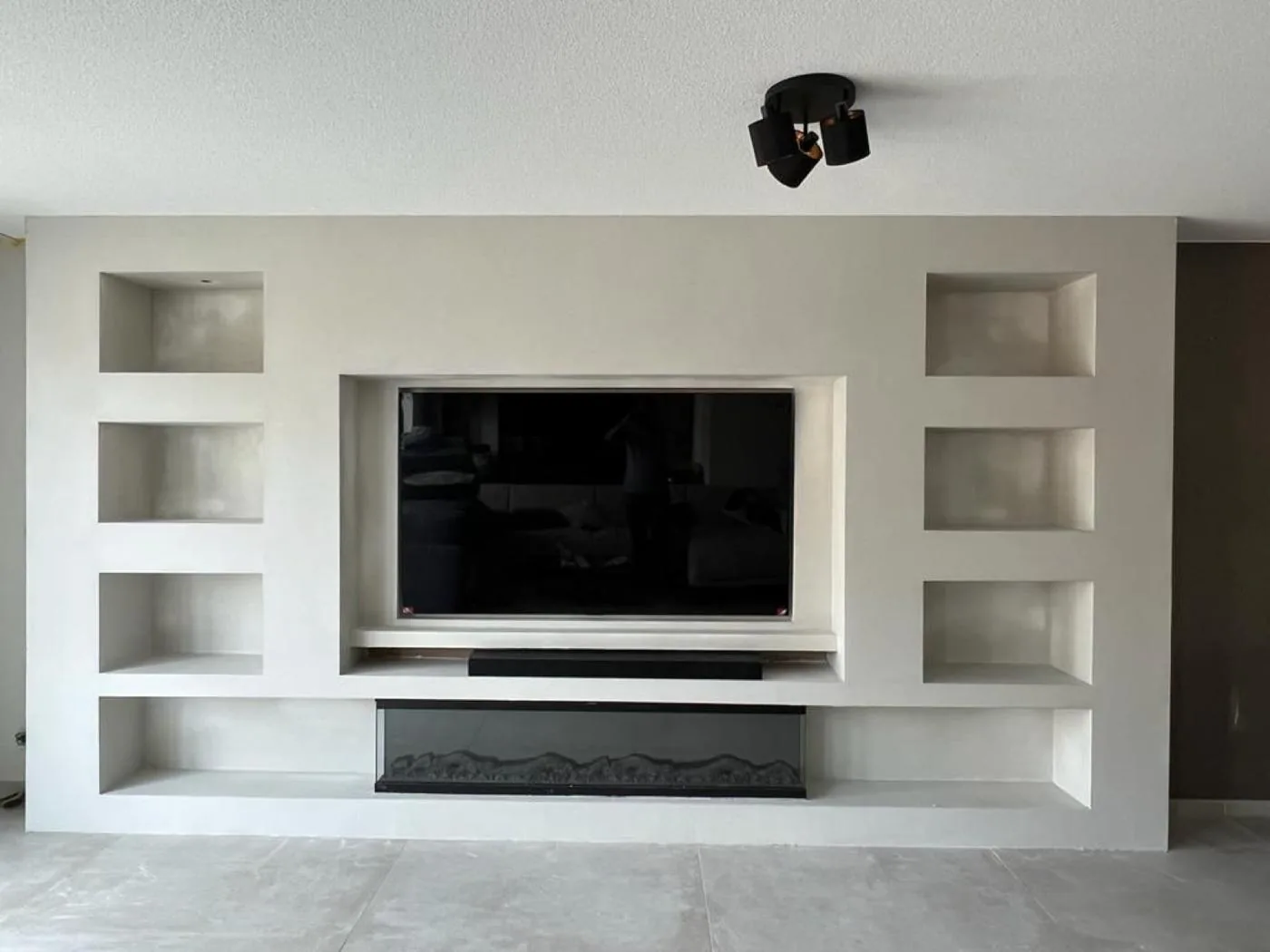 Na: Tv-wand met nissen en haard