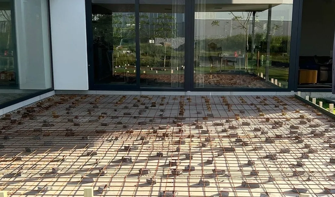 Voor: de wapening ligt op de isolatie, klaar om te storten